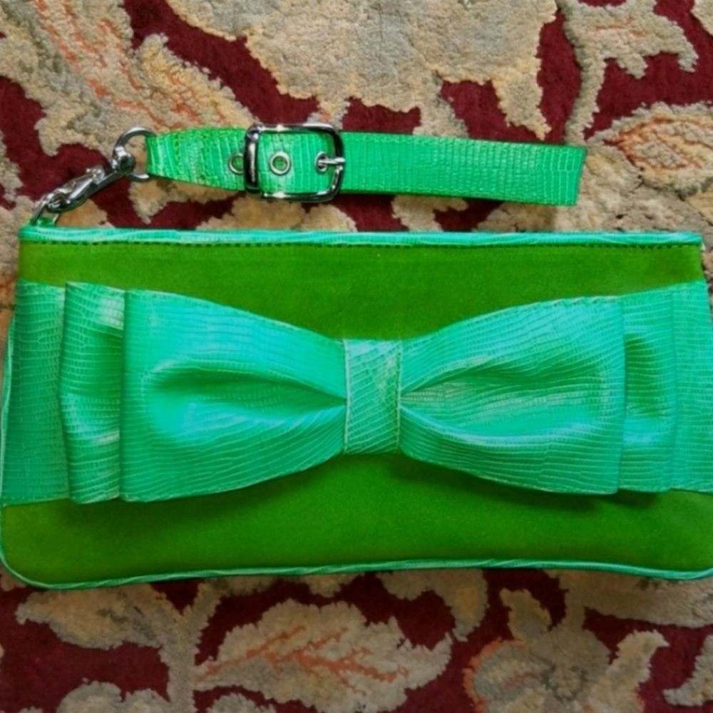 Isabella Fiore clutch wristlet green in great conditions